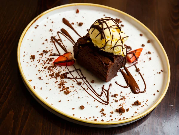 Παραδοσιακό Σοκολατένιο Brownie Παγωτό Βανίλια Γαρνιρισμένο Φρέσκια Φράουλα — Φωτογραφία Αρχείου