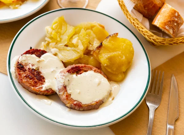 Appetizing Roasted Turkey Breast Steaks Roquefort Cheese Sauce Served Fried — Stock Photo, Image