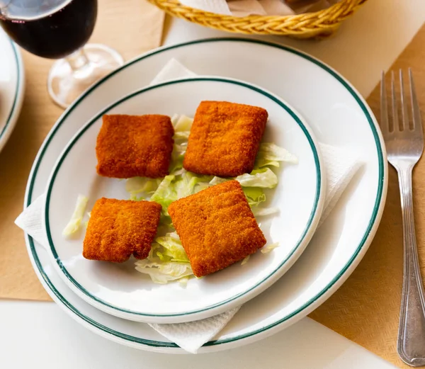 西班牙开胃菜圣雅可比 面包和炸奶酪夹在熟火腿片中间 — 图库照片
