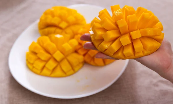 Sappige Stukjes Blokjes Gesneden Mangofruit Geserveerd Schotel — Stockfoto