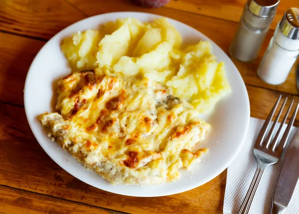 Chicken Breast Mushroom Sauce Mashed Potato Modern Russian Belarusian Cuisine — Stock Photo, Image