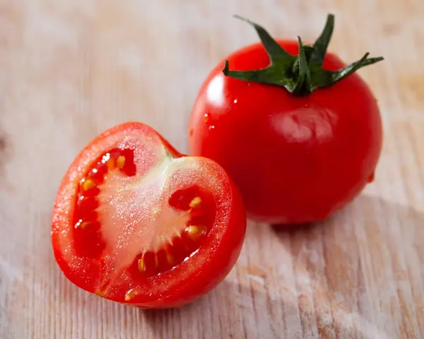 Hele Gesneden Verse Rijpe Sappige Tomaten Houten Tafel Vitamine Koken — Stockfoto