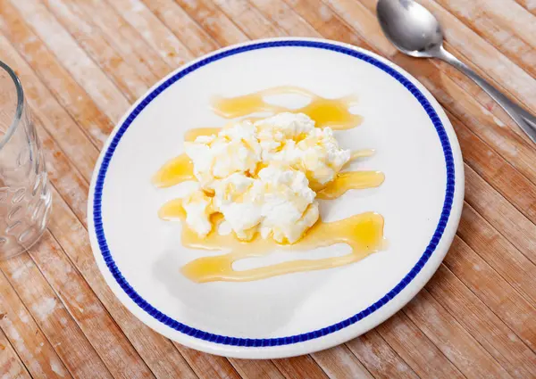 Portion Cottage Cheese Sweet Honey Closeup — kuvapankkivalokuva