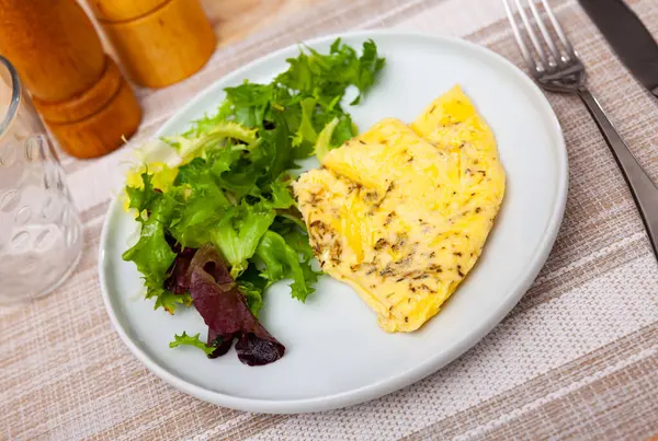 Appetizing Fluffy Omelet Beaten Eggs Seasoned Herbs Served Mixed Fresh — Stock Photo, Image