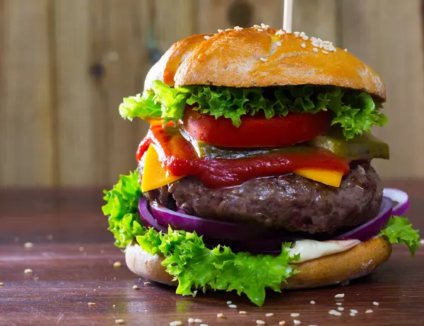 Leckere Hamburger Mit Rinderschnitzel Frischem Gemüse Und Käse Auf Dem — Stockfoto