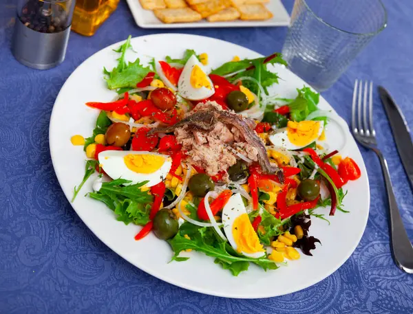 Taze Ançüez Zeytin Haşlanmış Yumurta Biber Soğan Salatası Hazırladım — Stok fotoğraf