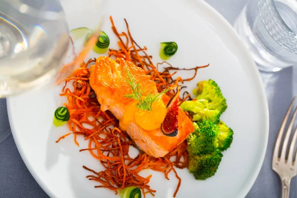 Fried Salmon Served Pillow Smoked Julienne Carrot Broccoli Fresh Cucumber — Stock Photo, Image