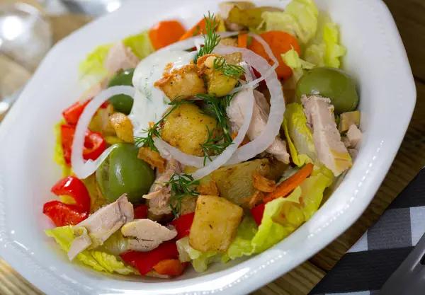 Salade Chaude Colorée Avec Filets Poulet Aubergine Poivron Carottes Laitue — Photo
