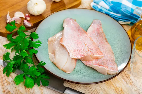 キッチンテーブルの上に用意されていないチキンフィレ 鶏の胸肉 料理の主成分 — ストック写真