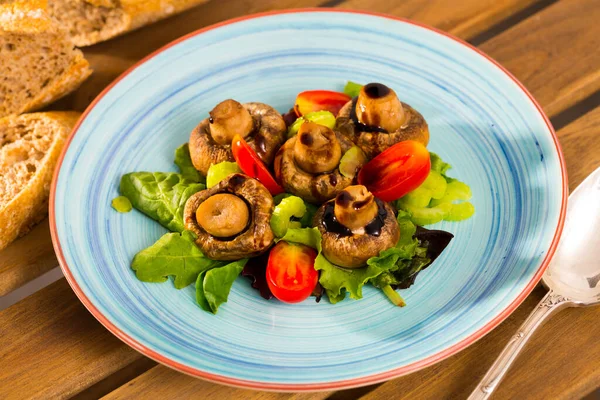 Baked Champignons Garnished Fresh Spinach Lettuce Leaves Tomatoes Celery — Stock Photo, Image