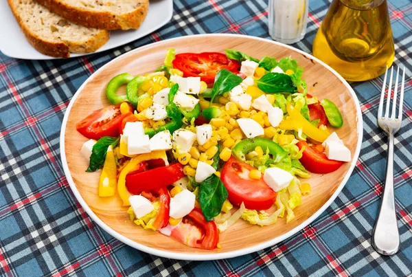 Köstlicher Leichter Gemüsesalat Aus Tomaten Mais Paprika Und Feta Käse — Stockfoto
