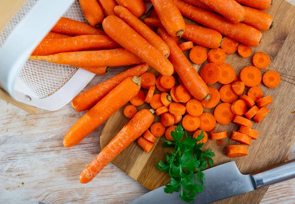 Свежая Морковь Выливаемая Ведра Лежит Деревянной Поверхности Время Приготовления Пищи — стоковое фото