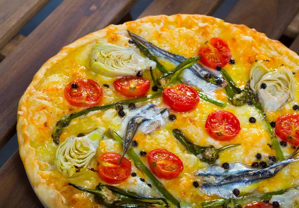 Leckere Pizza Mit Sardellen Käse Getrockneten Tomaten Artischocken Und Auf — Stockfoto