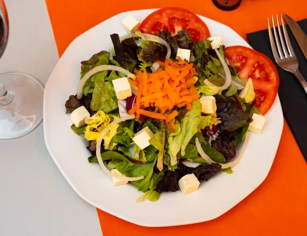 Salade Légumes Légers Base Feuilles Laitue Tomates Oignons Fromage Carottes — Photo