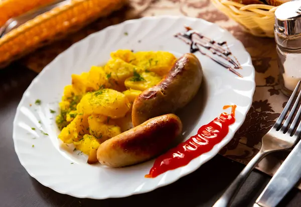 Kokt Potatis Med Färsk Dill Och Grillad Korv Traditionell Rätt — Stockfoto