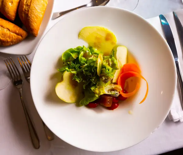 Appetizing Dietary Vegetable Salad Fresh Sliced Apple Carrot Lettuce Leaves — Fotografia de Stock