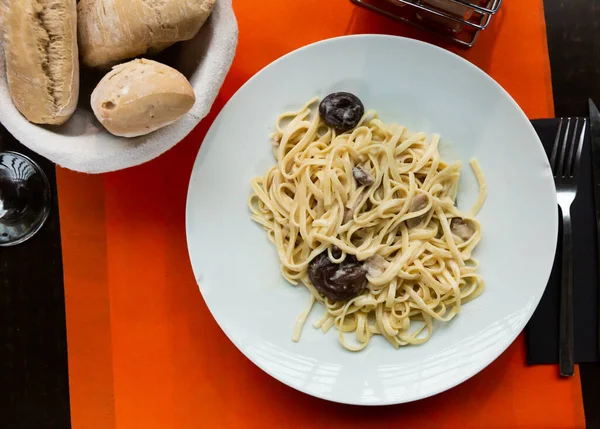 Traditionele Italiaanse Tagliatelle Pasta Met Romige Champignonsaus — Stockfoto