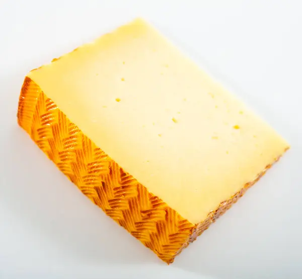 Tahta Masanın Üzerinde Dilimlenmiş Yarı Sert Peynir — Stok fotoğraf