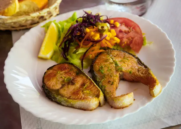 Delicious Fried Salmon Steaks Fresh Vegetable Salad Lemon — Stock Photo, Image
