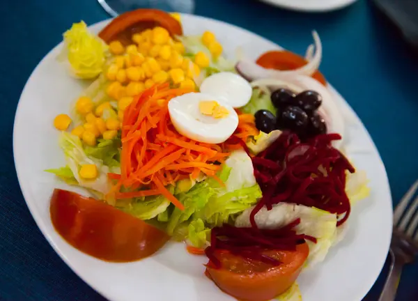Sekoita Salaatti Vihanneksiin Luumuihin Keitettyyn Juurikkaaseen Salaattiin Kukaan — kuvapankkivalokuva