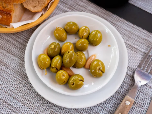 Delicious Pickled Green Olives Pits Garlic Spanish Tapas — Stock Photo, Image