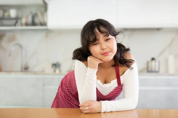 Positieve Jonge Vrouw Schort Staande Aan Keuken Interieur Buurt Van — Stockfoto