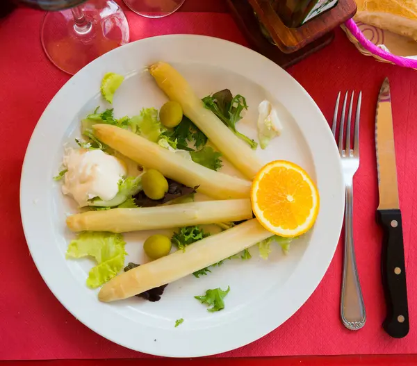 Deliciosos Espárragos Blancos Sous Vide Adornado Con Salsa Holandesa Verduras — Foto de Stock