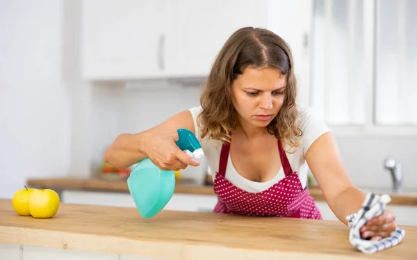 Sorrindo Mulher Limpeza Mesa Jantar Com Pano Cozinha Casa — Fotografia de Stock