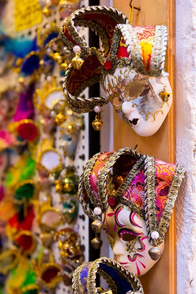 Traditionella Venetianska Masker Hyllor Souvenirbutiken Venedig Italien — Stockfoto