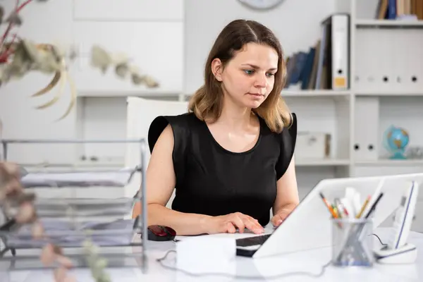 Portrait Woman Accountant Sitting Table Office Working Using Laptop — Stock Photo, Image