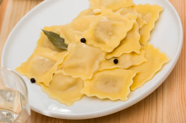 Deliziosi Ravioli Appetitosi Con Foglia Alloro Pepe Nero Foto Alta — Foto Stock