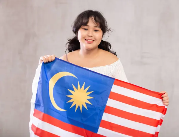 Portrait Sourire Jeune Fille Asiatique Vêtements Décontractés Tenant Drapeau Malaisie — Photo