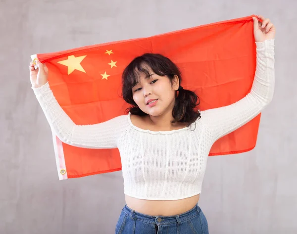 Retrato Niña Asiática Disgustada Ropa Casual Sosteniendo Bandera China Estudio —  Fotos de Stock