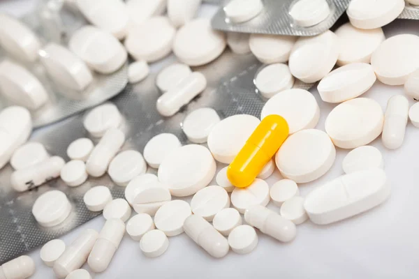 Cápsula Amarilla Droga Que Miente Entre Tabletas Blancas Imagen Conceptual —  Fotos de Stock