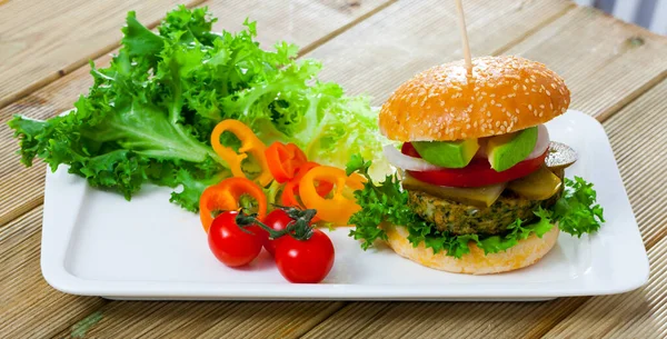 Vegetarian Hamburger Soybean Patty Tomato Avocado Cucumber Lettuce — Zdjęcie stockowe