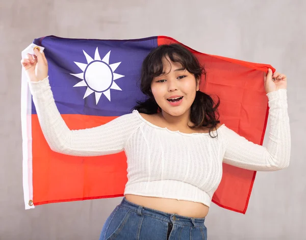 Retrato Una Joven Asiática Sonriente Con Ropa Casual Sosteniendo Bandera —  Fotos de Stock