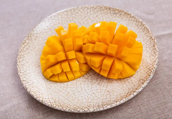 Saftige Gewürfelte Mangofrüchte Auf Platte Serviert — Stockfoto