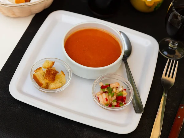 Вкусное Андалузское Гаспачо Пюре Овощного Супа Традиционно Подается Холодным Хрустящими — стоковое фото