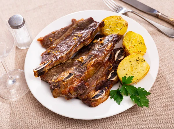 Fried Steak Ribs Potato Pieces Dished Plate Laid Restaurant Table — Stock Photo, Image