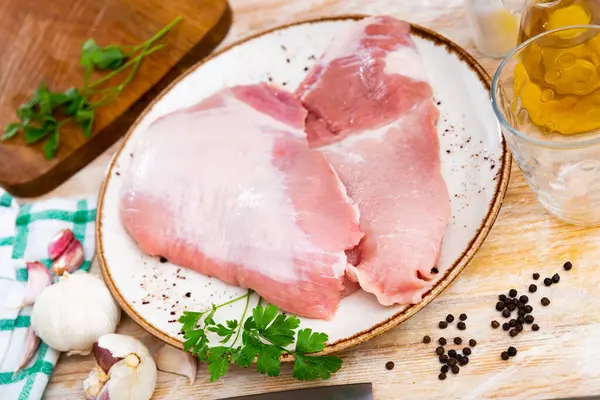 新鮮な生豚のステーキと木製の背景で調理するために用意されたスパイス — ストック写真