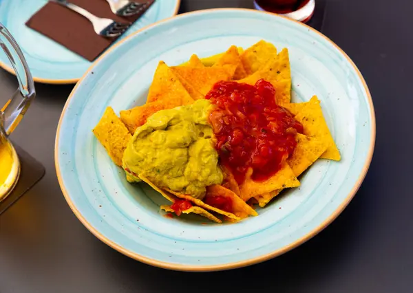 Nachos Mit Guacamole Sauce Ist Ein Appetitanregender Snack Der Mexikanischen — Stockfoto