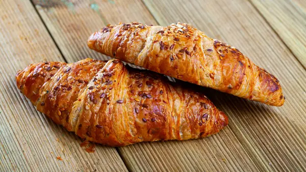 Bild Von Frischen Mehrkorn Croissants Spanischem Dessert Auf Holztisch — Stockfoto