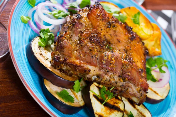 烤猪肉大锅 配上土豆 茄子和紫色洋葱圈 — 图库照片