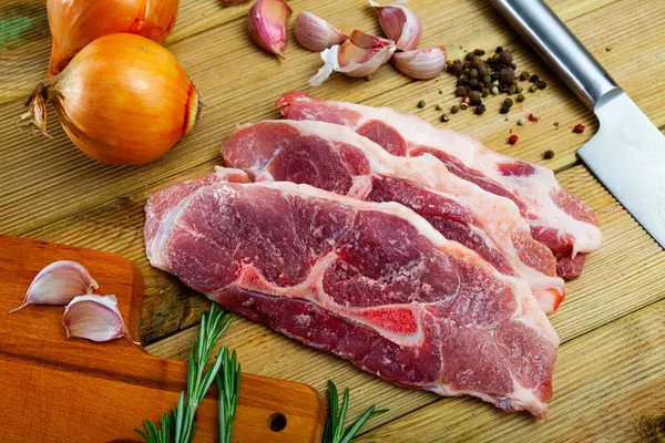 家庭料理 新鮮な生の豚肉の肩と木製のテーブルの上で焙煎するために用意された条件の作品 — ストック写真