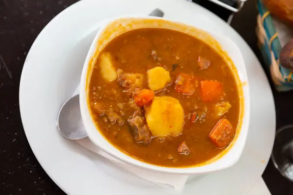 ジャガイモを使った美味しいレンズスープ 伝統的なスペイン料理 — ストック写真