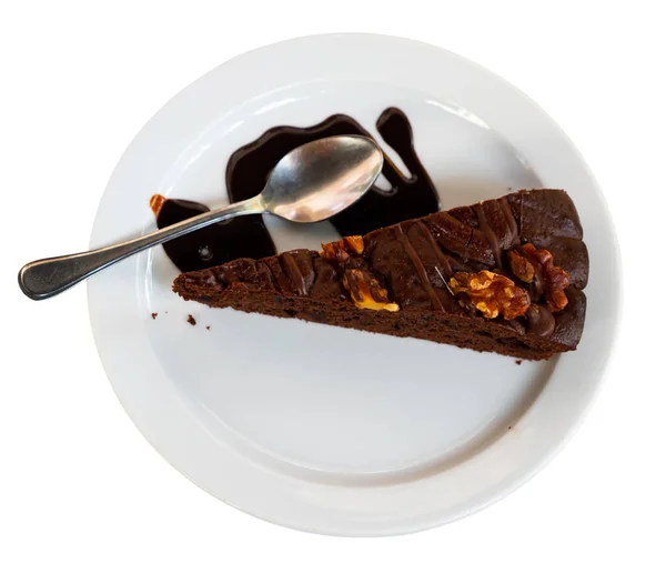 伝統的なパイブローニーのスライスとクルミとチョコレートアイシング おいしいチョコレートペストリー 白い背景の上に隔離される — ストック写真