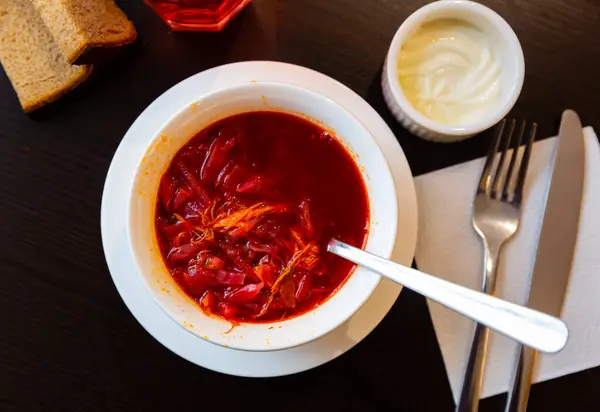 Kırmızı Pancar Çorbası Beyaz Kasede Servis Edilen Tavuk Suyu Çorbası — Stok fotoğraf