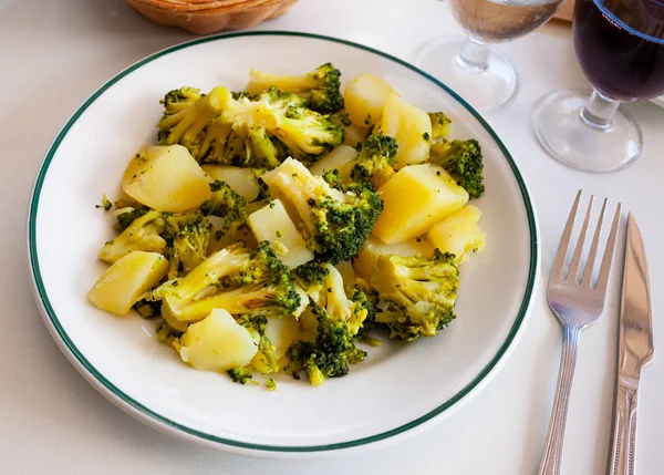 蒸煮的西兰花配上煮熟的土豆 伦顿晚餐 — 图库照片