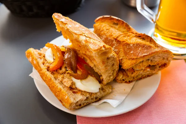 Traditionele Franse Pan Bagnat Heerlijke Sandwich Met Tonijn Hardgekookte Eieren — Stockfoto