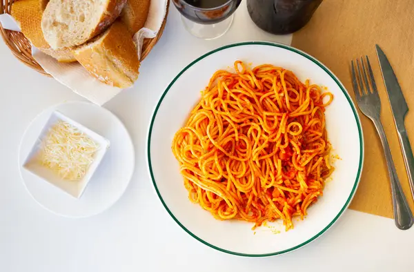Zdrowy Talerz Włoskiego Spaghetti Mielonym Sosem Wołowym Bolognese — Zdjęcie stockowe